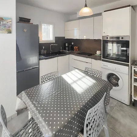 2 Bedroom Lovely Apartment In Fleury D'Aude