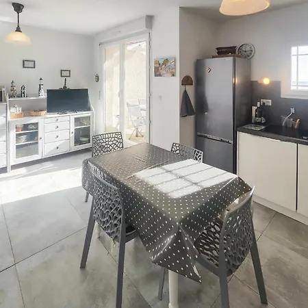 2 Bedroom Lovely Apartment In Fleury D'Aude Appartement